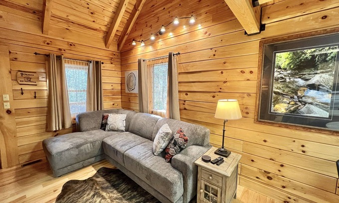 Campton Cabin | Hot Tub, WiFi, Adventure - Family Log Cabin - Hillside Haven - Red River Gorge, Kentucky!