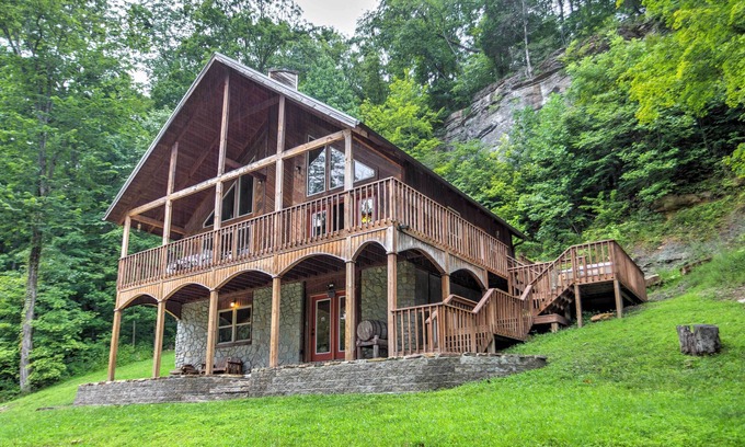 Stanton Cabin | Hot Tub, WiFi - Family Cabin - Wine Cellar - 300 acres in Red River Gorge, Kentucky!
