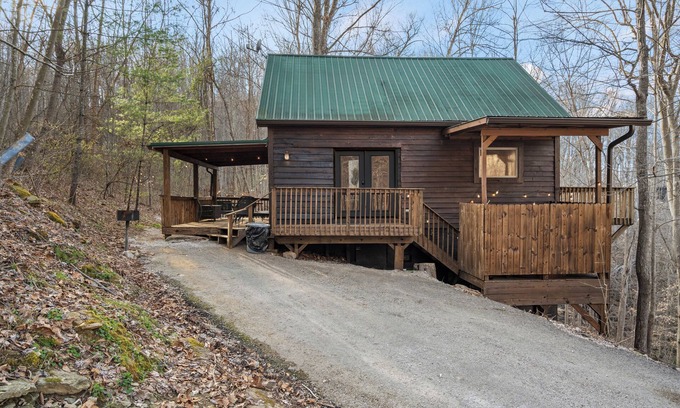 Stanton Cabin | Hot Tub, WiFi, No Pet Fee - Beary Cozy - Romantic Cabin in Red River Gorge, Kentucky!