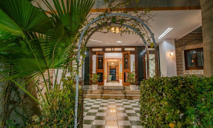 Lake Swaroop Sagar Hotel | Hotel Ambavgarh Palace
