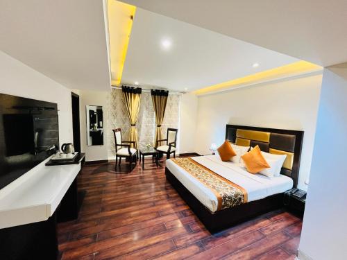 Anand Vihar Hotel | Hotel Aura IP Grand Karkardooma Metro Station New Delhi Couple friendly