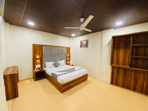Versova Hotel | Hotel AVK-Near Kokilaben Hospital & Versova Beach- Rooms with Kitchen