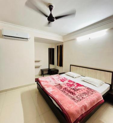 Nathdwara Hotel | Hotel Chandram - 450mtr I 10min walking from ShreeNath Ji temple Nathdwara 966o9o1oo6