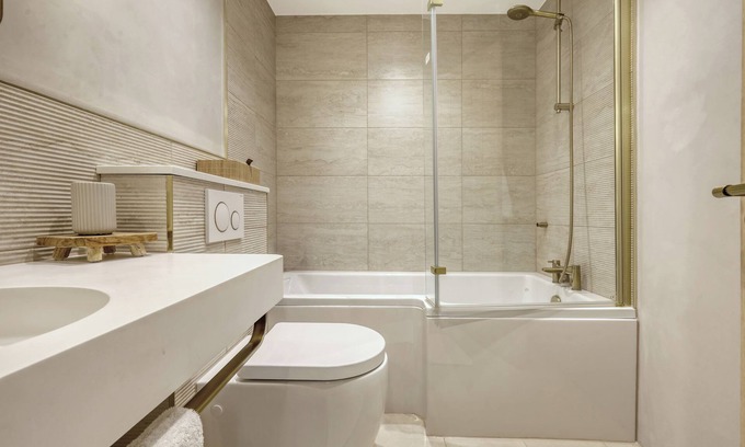 Colchester House | Hotel Comfort in a 4 bed 2 bath w/Garden, Parking, Wifi