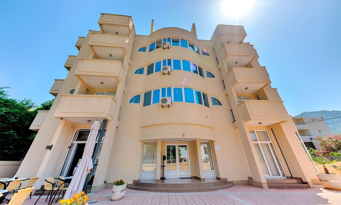 Canj Hotel | Hotel Dana