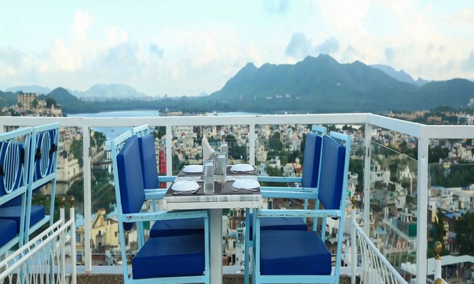 Lake Swaroop Sagar Hotel | Hotel Darbargarh, Udaipur