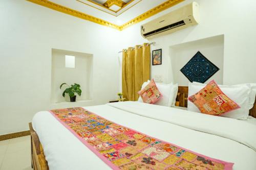 Amar Sagar Pol Bed & Breakfast | Hotel Darsh Safari - Fort View