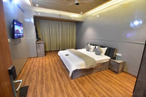 Khar Hotel | Hotel Evergreen