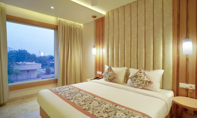 Mahmoorganj Hotel | HOTEL FOUR ELEMENT