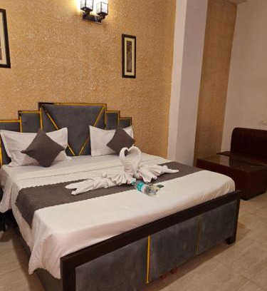 Sainik Farm Bed & Breakfast | Hotel Galaxy - IGNOU Road Saket