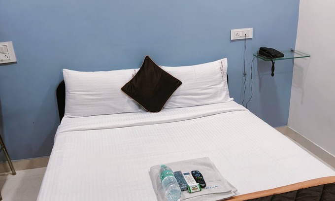 Vijaya Nagar Cabin | Hotel Golden Arch