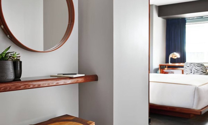 Midtown Hotel | Hotel Hendricks | King Room | Empire State Views & Prime Location