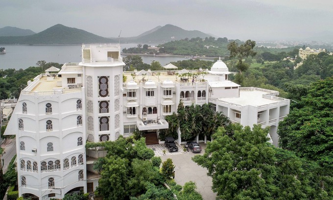 Lake Swaroop Sagar Hotel | Hotel Hilltop Palace