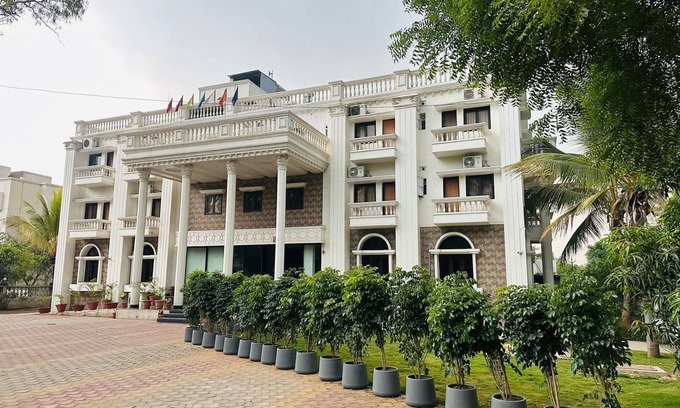 Daulatabad Hotel | Hotel Kailas Residency By Knight Hotel
