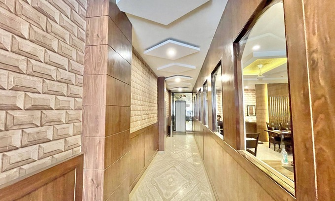 Sigra Hotel | Hotel Janaki - near Ghats & Temples