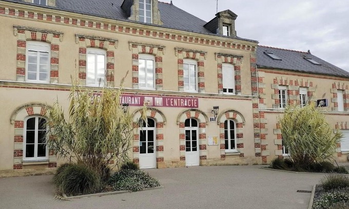 Saint-Paul-du-Bois Hotel | Hotel l'Entracte