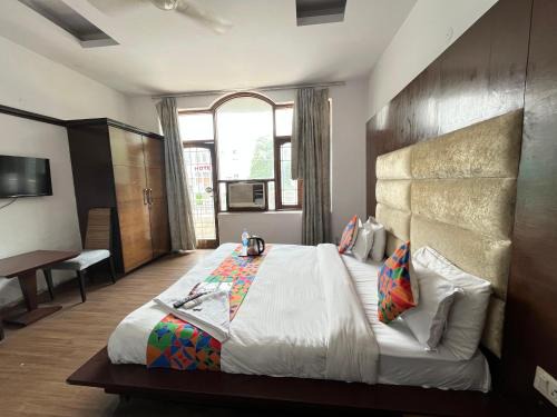 Chittaranjan Hotel | Hotel Lotus BNB - Near Nehru Enclave Metro Station