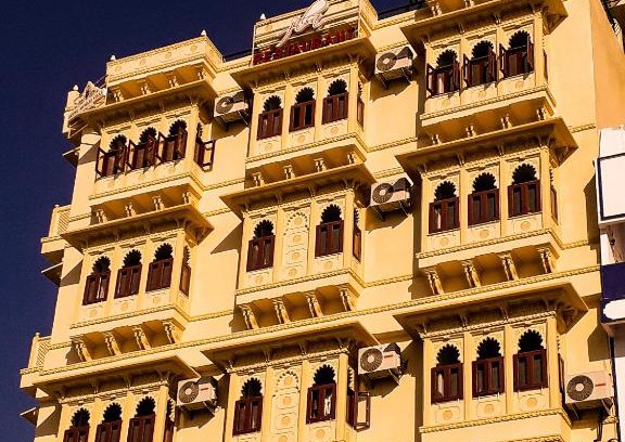 Lake Swaroop Sagar Bed & Breakfast | Hotel Mewari Villa PURE VEG