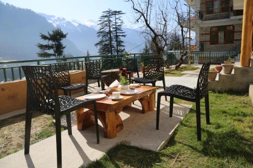 New Manali Bed & Breakfast | Hotel Mountain Trail Manali