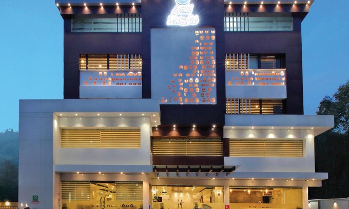 Adimaly Hotel | Hotel NovArk Munnar