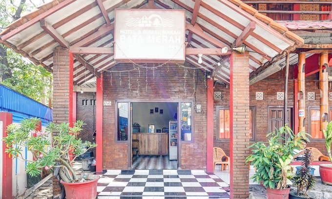 Wiradesa Hotel | Hotel O Kauman Near International Batik Center Formerly Hotel Bata Merah