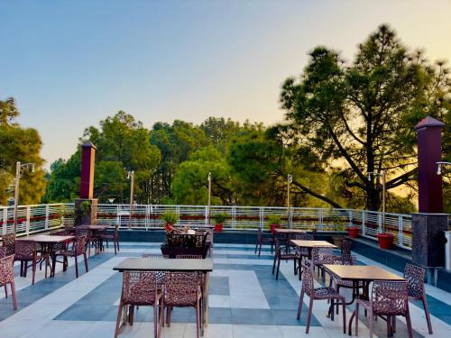 Shimla Hotel | Hotel Pearl Grand White near VOLVO BUS STAND #private parking #AC ROOMS #in city centre