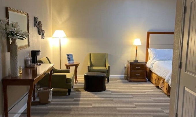 Laurel House | Hotel Pinehurst- Central Ave Suite 208