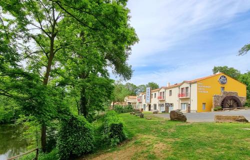 Saint-Hilaire-de-Loulay Hotel | Hotel Pont De Senard