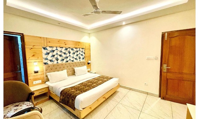 Sector II Hotel | HOTEL PREMIUM WOW NEAR C J Park Kolkata