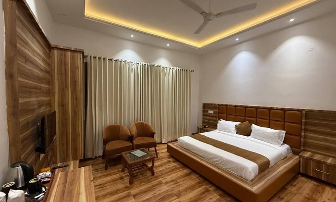 Dinanagar Hotel | Hotel President Park