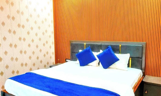 Sigra House | Hotel R K Villa 700 mtr Vishwanth Temple