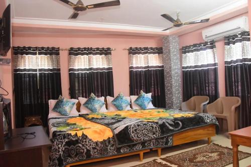 Kolkata Hotel | HOTEL ROYALE r