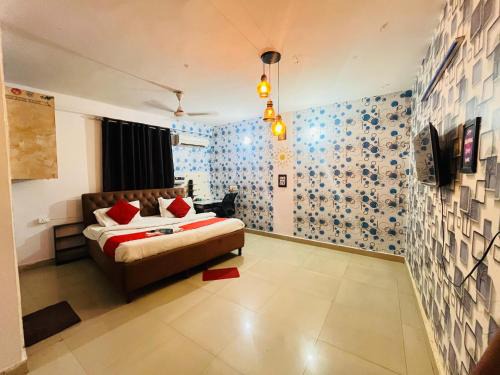 Sainik Farm Hotel | Hotel SouthPlaza - Near Chattarpur Metro Station