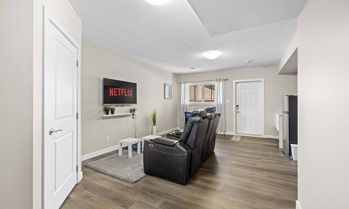 Jasper Place House | ⭐️Hotel Style Private suite ❤️ Fence Yard✅ Pet Friendly 🐶 Near West Edm Mall✅