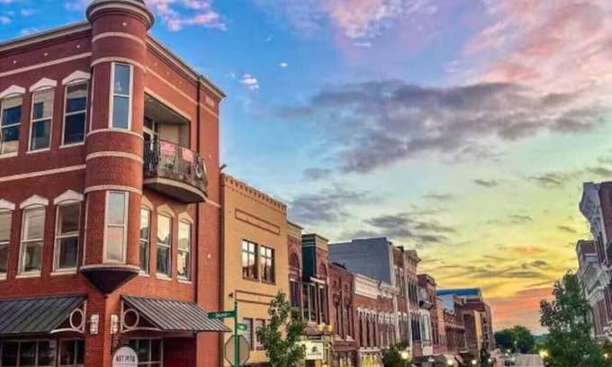Clarksville Apartment | Hotel-Style Studio Near APSU & Fort Campbell Queen Bed + Kitchenette + Wifi