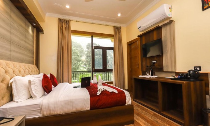 Dharamshala Hotel | Hotel The Nest, Rooftop Cafe, Bonfire with a Sceneric Mountain View