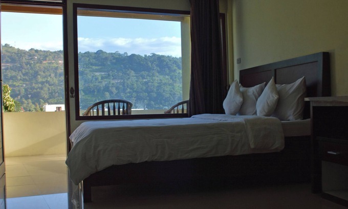 Parapat Hotel | Hotel Toba Shanda By Helocus