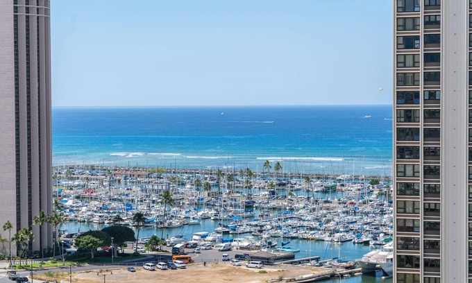 Ala Moana Condo | Hotel Type Ocean and Park View in Ala Moana Vacation Rental! (AH117)