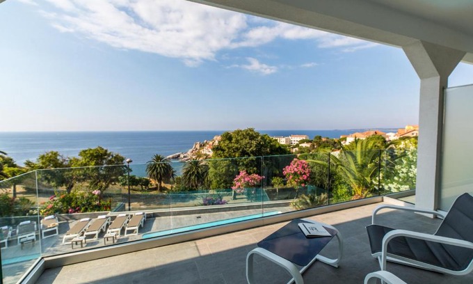 Calvi Hotel | Hotel Villa R