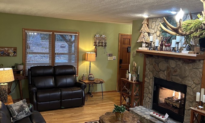 Boone Cabin | HOTTUB Freshwater salt system. Cabin is a five minute walk to App ski slopes