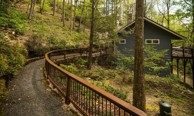 Boone House | HOUND EARS RETREAT SUMMERS ALL ABOUT THE AMAZING OUTDOORS/INDOORS NEW CENTRAL AC