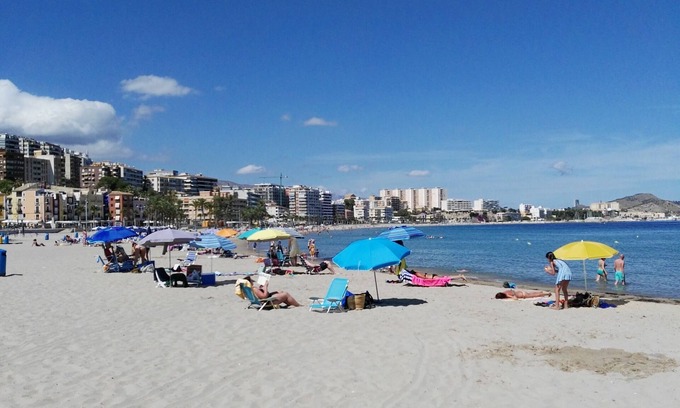 Villajoyosa House | House very close to beach, family, quiet, clean, air cond., Bright and fresh