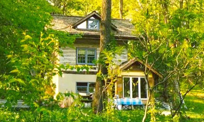 Decorah House | House ∙ 1 bedroom ∙ 4 guests