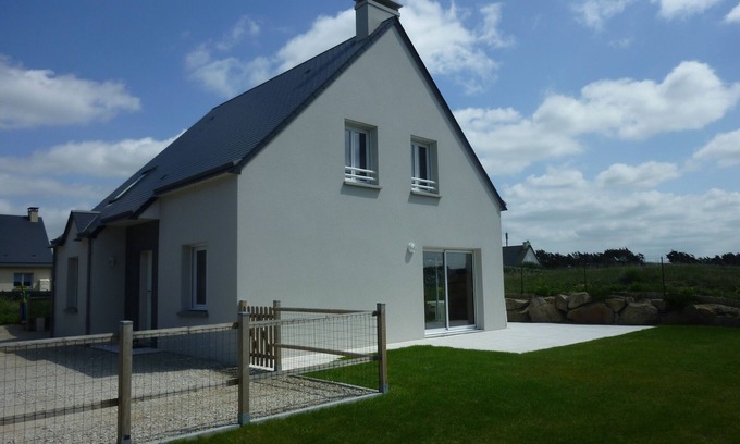 Surtainville House | House 150m from the beach (price with water, electricity, wifi, sheets provided)