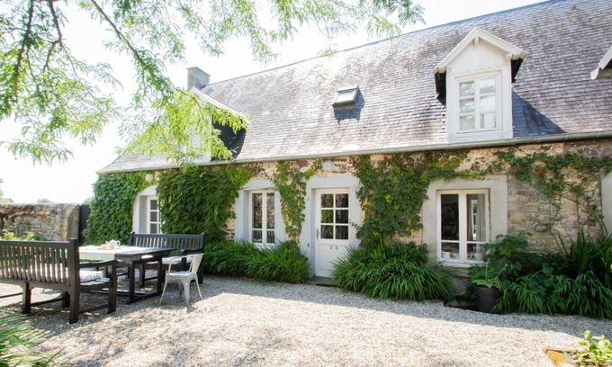 Regnezville-sur-Mer Cottage | House 5 minutes from the sea and views of the coast at Regnéville-sur-mer