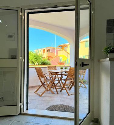 Sos Alinos House | House Aenjoy - Appartamento con veranda a pochi minuti da Cala Liberotto