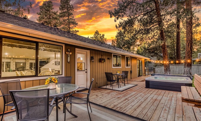 Sisters House | House + Bonus Room, HOT TUB, Huge Yard, Dogs OK