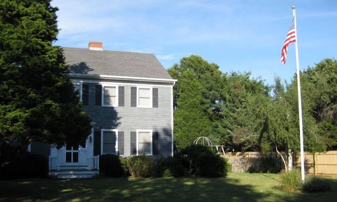 East Marion House | House by the Bay with Large In-ground Pool, Steps from Beach