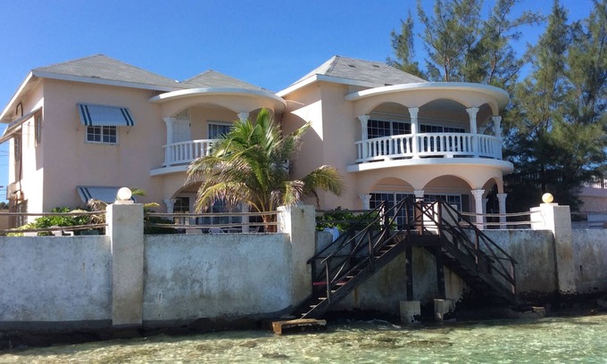 Montego Bay House | House by the sea with a small sandy beach, pool and fantastic views