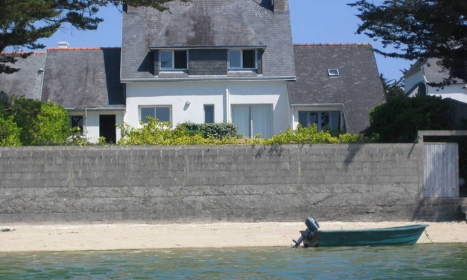 Ile-Tudy House | House facing the river with enclosed garden